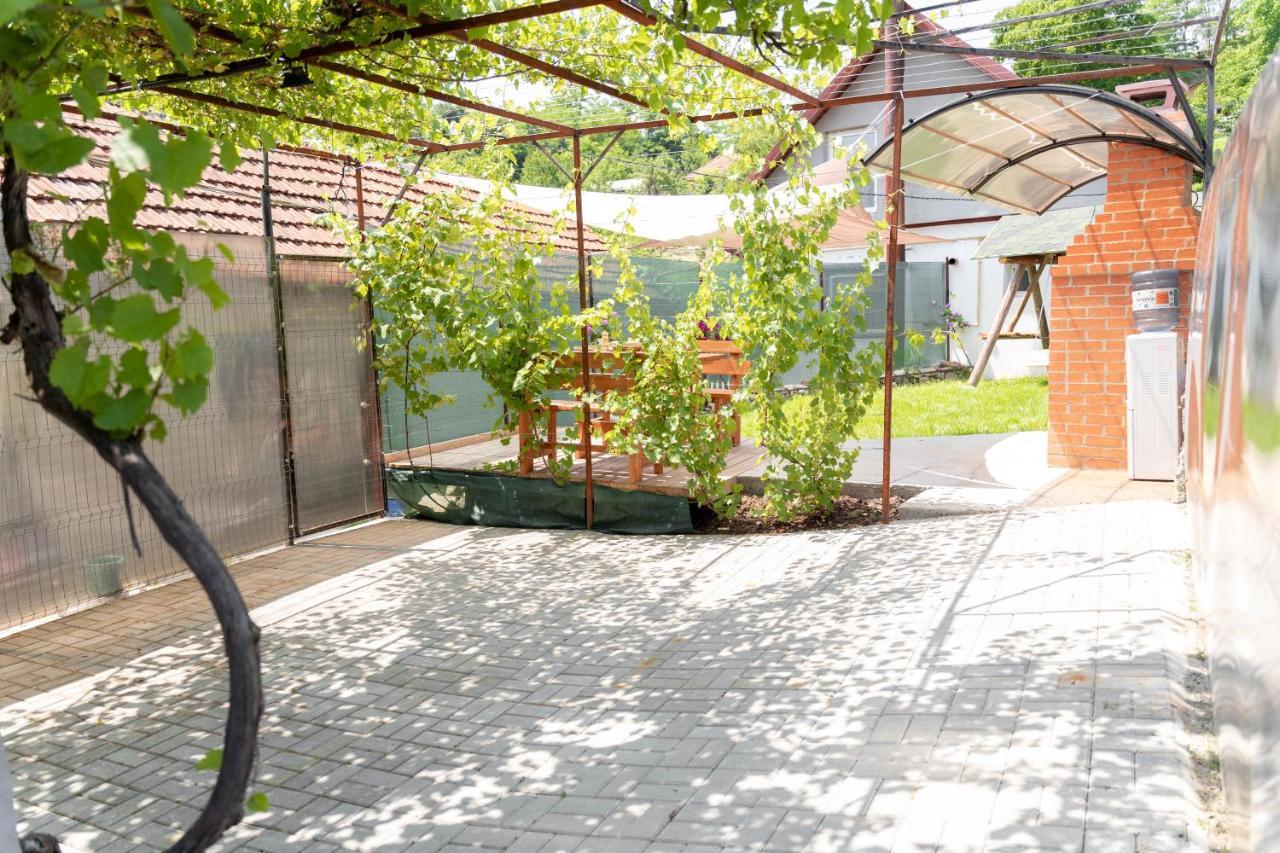 La Fanar Guesthouse Curtea De Arges Bagian luar foto